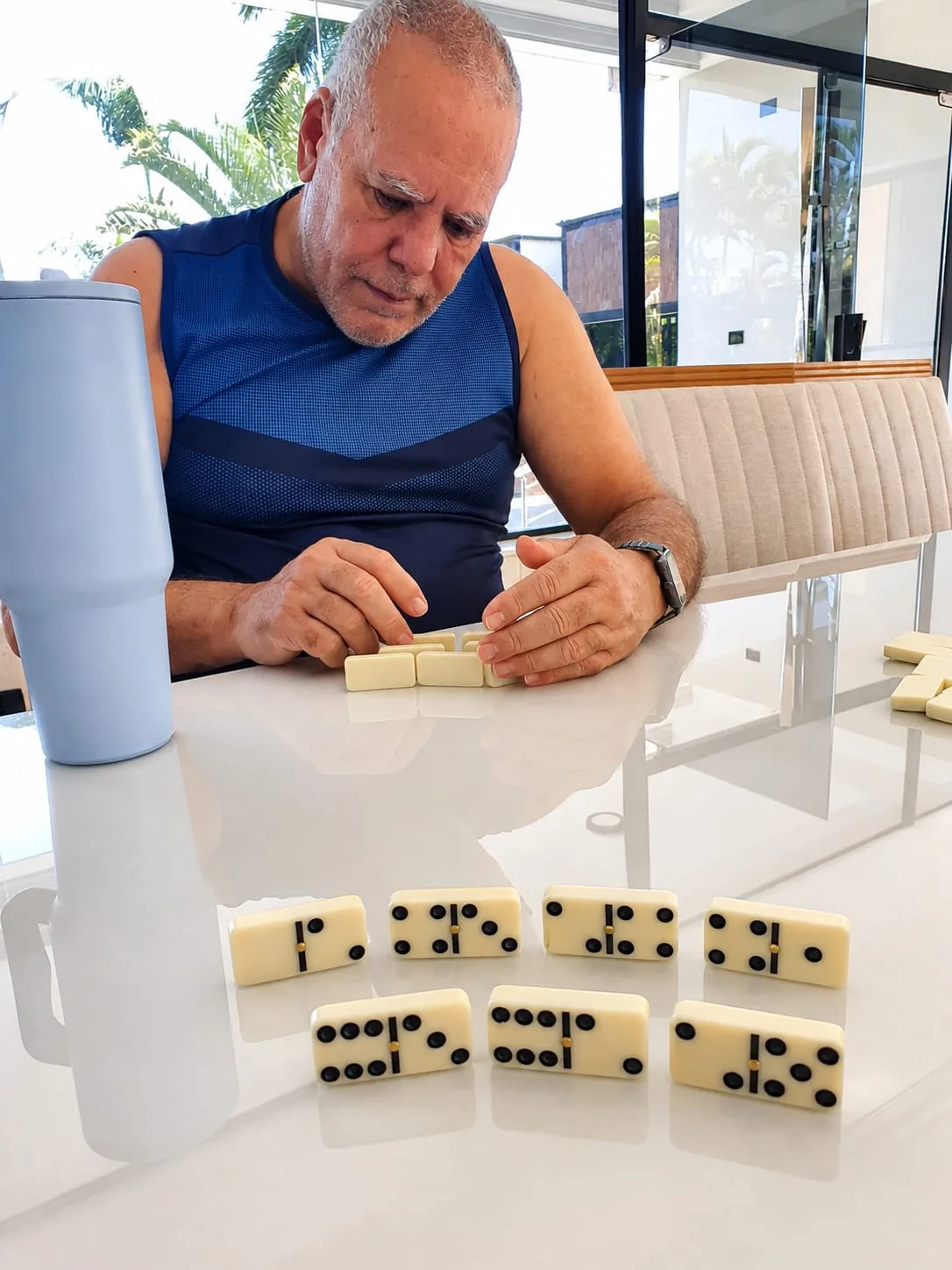 Residente jogando dominó no Residencial Colibri
